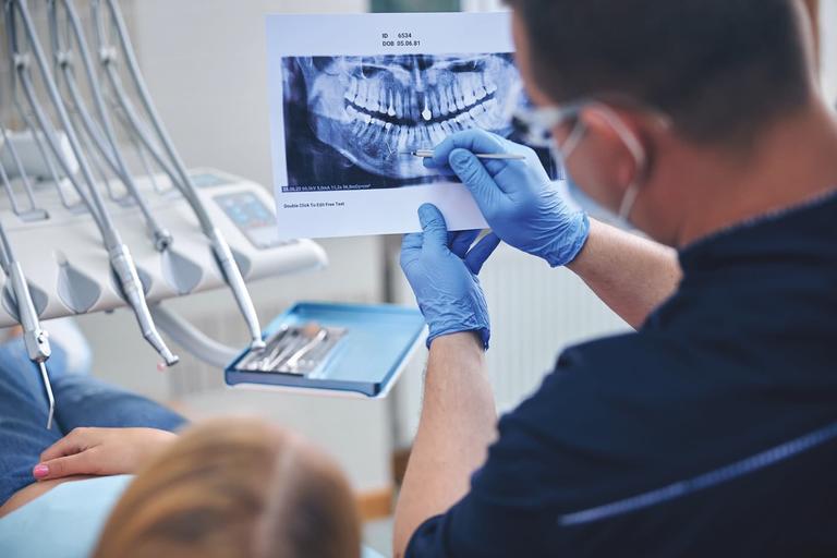 Die Kieferositis oder NICO (Neuralgia Inducing Cavitational Osteonecrosis) ist eine schleichende Kieferentzündung, die oft unbemerkt bleibt. Dr. Maak & Kollegen Lemförde bieten moderne DVT-Diagnostik und gezielte Behandlung.