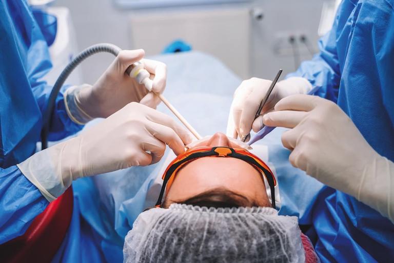 Mit moderner Parodontaltherapie und Guided Tissue Regeneration stoppen wir Parodontitis, regenerieren Knochen und sichern Zähne langfristig: Dr. Maak & Kollegen – die Experten für Ihr gesundes Zahnfleisch in Lemförde. 